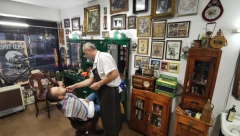 Čačak ima svog Šurdu, oštrim potezima presuđuje bradi i brkovima: Miroslav je jedini berberin u Moravičkom okrugu, a njegova radnja svaki dan je puna (FOTO)