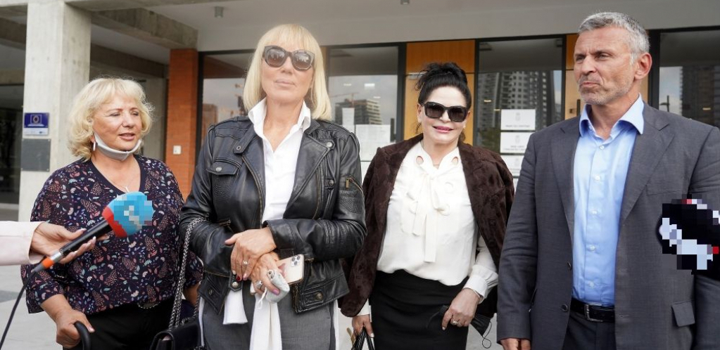 BRENA POSLALA MIROSLAVU PORUKU Pevačica uz Mirjanu Antonović ispred suda, otkrile šta su dobacivale pevaču! (VIDEO)