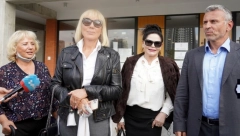 BRENA POSLALA MIROSLAVU PORUKU Pevačica uz Mirjanu Antonović ispred suda, otkrile šta su dobacivale pevaču! (VIDEO)