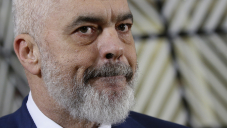 EDI RAMA U HAGU I NE KRIJE ODUŠEVLJENJE Posetio Hašima Tačija u zatvoru (VIDEO)