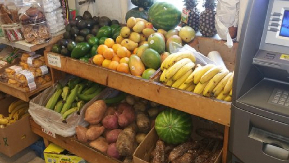 KARAMBOL U SUPERMARKETU Evakuisali ga i zatvorili zbog opakog pauka, krije se u bananama, a koban je za muškarce