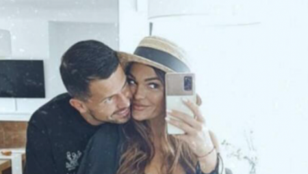 ZALJUBLJENA PEVAČICA NAPUSTILA ZEMLJU SA FUDBALEROM Ne razdvaja se od dečka, a svoju ljubav pokazala je i na društvenim mrežama