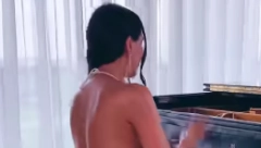 OSTAVLJA BEZ DAHA! Noletova drugarica provocira u se*si beloj haljini! (VIDEO)