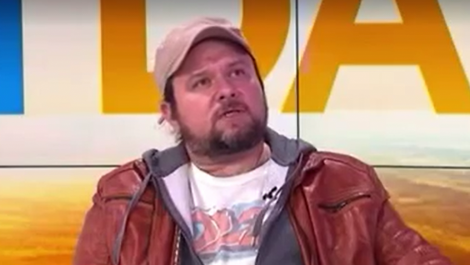 LUDILU SE NE NAZIRE KRAJ Vidojković nastavio da zgražava ponašanjem: Moji navijači su mi poručili da su plakali od sreće dok sam psovao Vučićevu majku! (VIDEO)