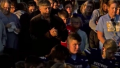 NIJE MU BILO SPASA!  Dečak je pao sa ukrašene pokretne platforme, vozilo prešlo preko njega(VIDEO)