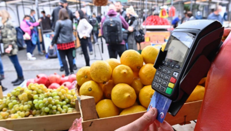 EVO ŠTA NEKI RADE Kupe sir, stave marame na glave, glume da su sa sela i da prodaju pravi, planinski sir! Skandal na srpskim pijacama!