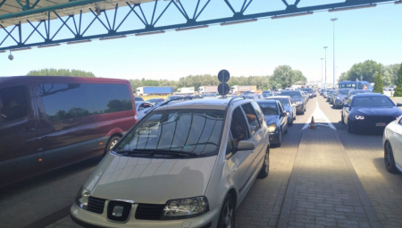 NEVIĐENA GUŽVA NA GRANIČNOM PRELAZU SA MAĐARSKOM Na izlaz iz zemlje čeka se preko dva sata