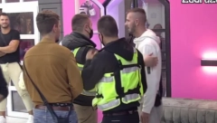 HAOS U BELOJ KUĆI, OBEZBEĐENJE NIJE MOGLO DA IH ZADRŽI Pljuštale uvrede, zadrugari iskoristili porodični sastanak da se obračunaju