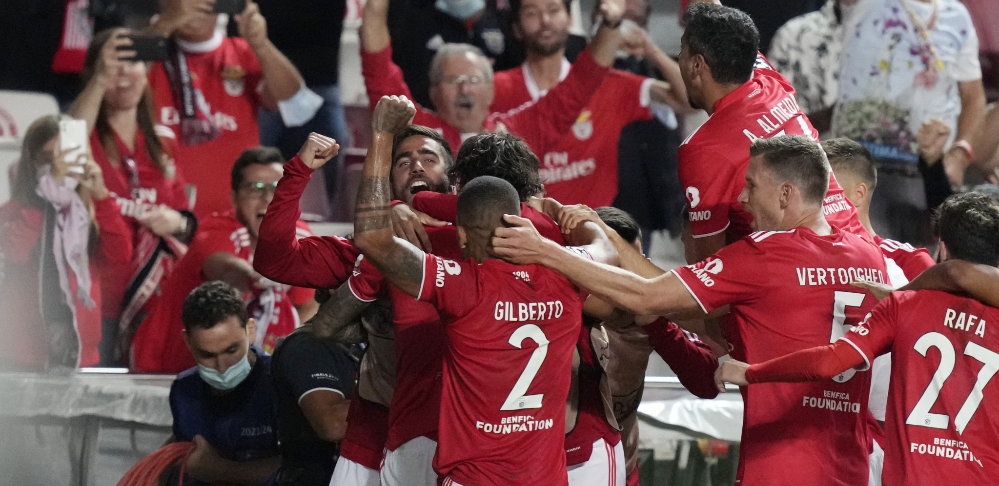 BENFIKA PONIZILA BARSELONU! “Katalonski gigant" neprepoznatljiv, Ronaldo spasao Mančester!