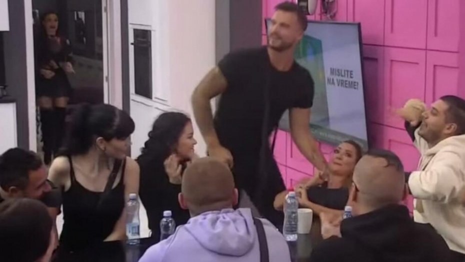 ZAVEO JE 10 GODINA MLAĐI Marko poljubio Sandru Rešić pred svima, zadrugarka ostala skamenjena!