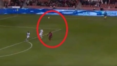 BOGOVI FUDBALA SU PALI NA TEME! Kakav gol, kakav volej - dugo ovako nešto nije viđeno! (VIDEO)