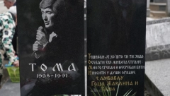 ISPRATILI GA UZ OLUJU I "TIHO NOĆI": JEZIVI DETALJI SA TOMINE SAHRANE Nebo se smračilo, grane su se zlokobno nadvile nad rakom, kad je spušten, sve je utihnulo