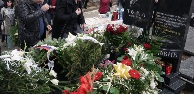 STIGLA U BEOGRAD! Ovako izgleda Tomina ćerka Žaklina, prvi put je na očevom grobu posle mnogo godina i ne živi u Srbiji