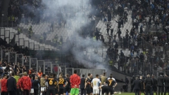 RAT NA TRIBINAMA! Navijači se gađali bakljama u Marseju,  fudbaleri gledali u neverici (VIDEO)