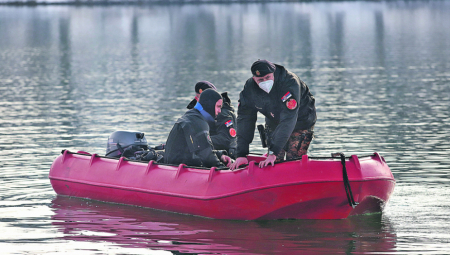 DEČACI POVUKLI JEDAN DRUGOG NA DNO Deco, ne skačite u vodu, ne igrajte se životom!