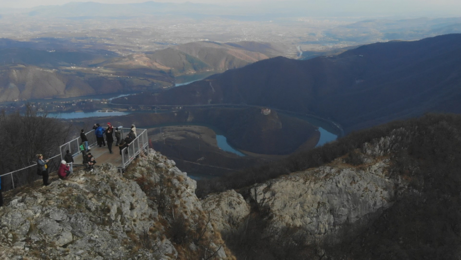 JEDAN OD NAJLEPŠIH VIDIKOVACA U SRBIJI Na Kablar turisti dolaze u kolonama, kapaciteti se proširuju