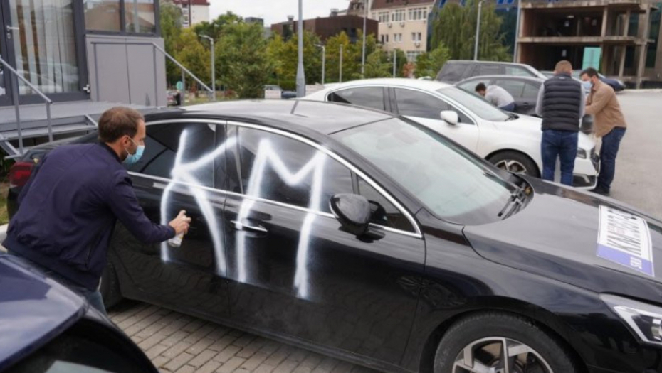 SDP lepio nalepnice "KM" na vladina službena vozila