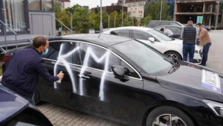 SDP lepio nalepnice "KM" na vladina službena vozila