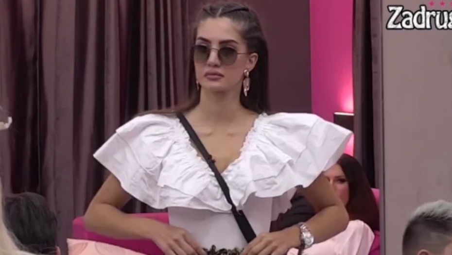 SKINULA SE ANĐELA ĐURIČIĆ! Zadrugarka prošetala razgolićena kroz garderober, kamera zabeležila svaki detalj! (VIDEO +18)
