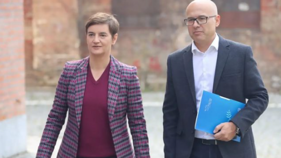 VUČEVIĆ I BRNABIĆ U POSETI OMLADINSKOM CENTRU Temelj naše politike su mladost i obrazovanje