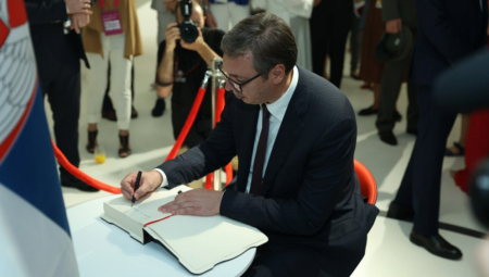 PREDSEDNIK VUČIĆ SE UPISAO U KNJIGU UTISAKA Poslao veličanstvenu poruku