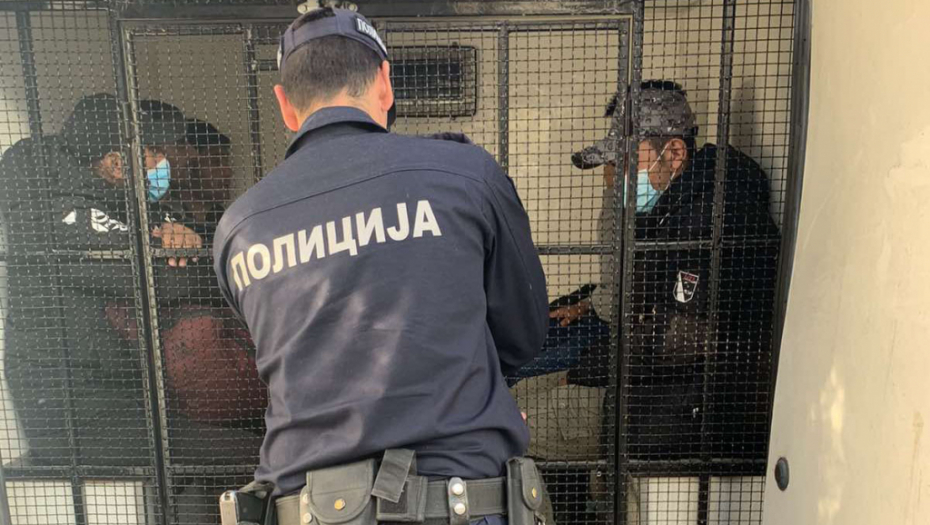 KAKAV HAOS U KOMŠILUKU  Motkom napao policajca, iz gasnog pištolja pucao na žandarme