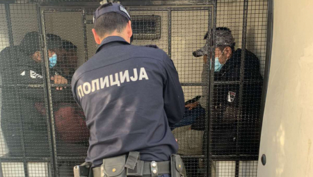 KAKAV HAOS U KOMŠILUKU  Motkom napao policajca, iz gasnog pištolja pucao na žandarme
