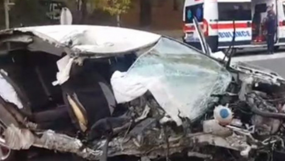 STRAVIČAN SUDAR KOD ARANĐELOVCA Težak lančani udes tri vozila, po putu leteli smrskani automobili