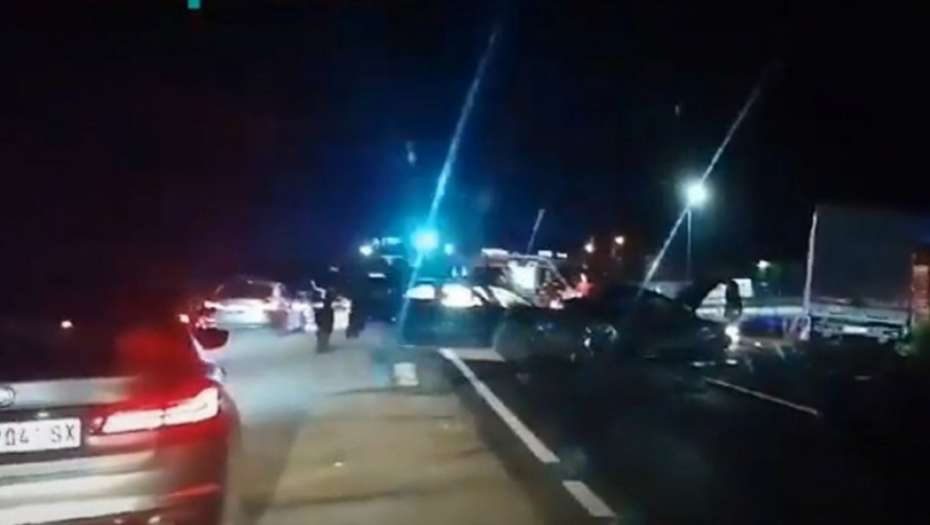 STRAVIČNA NESREĆA KOD MLADENOVCA Lančani sudar dva automobila i traktora!