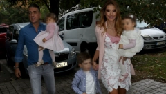 HILJADE RUŽA KOJE VISE U DVORIŠTU Jovana i Željko napravili bajkoviti rođendan bliznakinjama! (VIDEO)