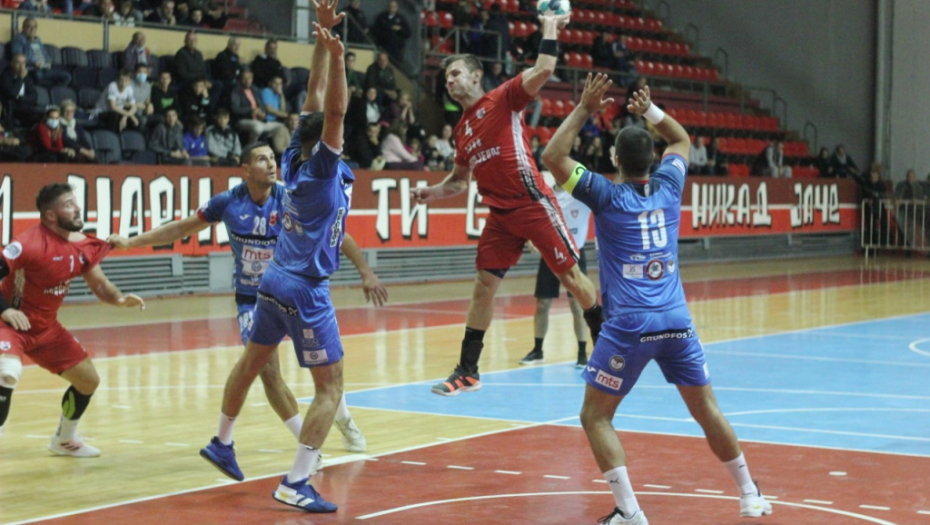 PRAVO NIOTKUDA Zvezda ostala bez trenera