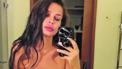 ALO! DOŠAO U POSED STARLETINIH EKSPLICITNIH FOTKI Potpuno gola Šavija slala fotke dečku!