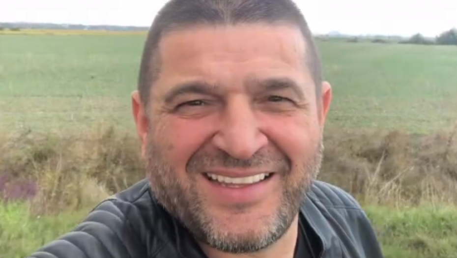 EVO KAKO IZGLEDA PRVA ŽENA BAJE MALOG KNINDŽE Krije se od svih, ima četvoro dece, svi zanemeli (FOTO)