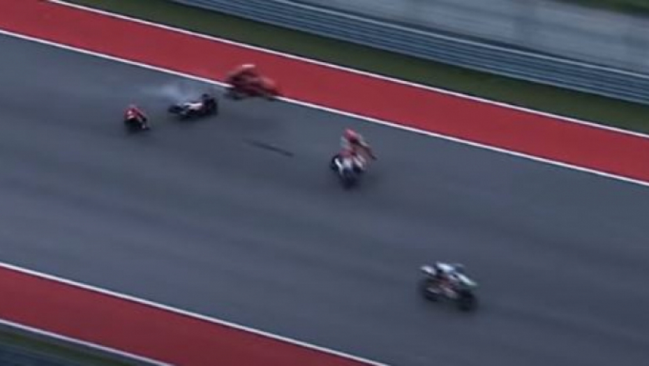 STRAVIČNA SCENA! Moto trka prekinuta  zbog užasnog sudara! (VIDEO)