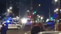 POLICAJAC IZBODEN NOŽEM  U SREMČICI Izgrednik napao patrolu, uhvaćen kako buši gume