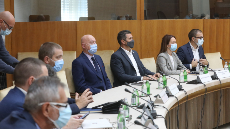 NAJAVLJENA SEDNICA KRIZNOG ŠTABA Struka razmatra nove mere, evo šta mogu da očekuju đaci, a šta zaposleni u ugostiteljskim objektima