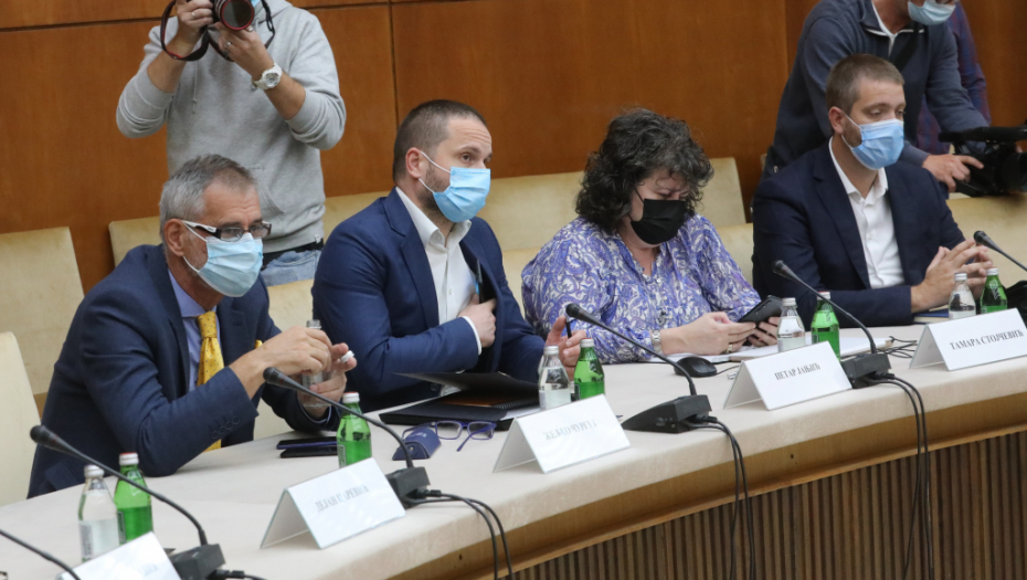 PROPUSNICE ĆE VAŽITI PET MESECI Ko ne primi treću dozu, ostaće bez kovid sertifikata