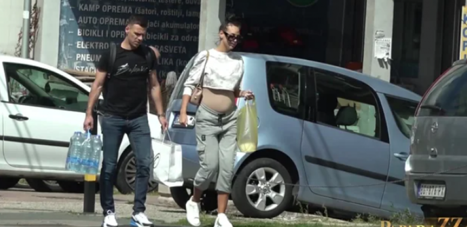 KAĆA PROŠETALA STOMAK Pevačica usnimljena tokom kupovine s Gobeljom!