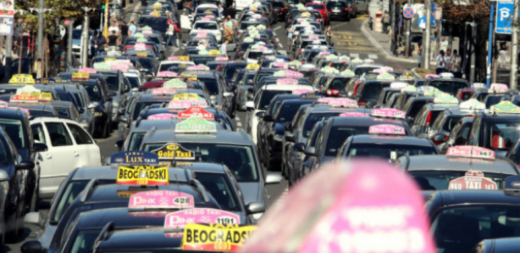 "OBELEŽE NAM AUTO, A AKO IZAĐEMO, OBELEŽE NAS!" Taksisti očajni, ovako im uništavaju posao