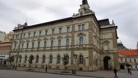 SRAMNO! LAŽNI EKOLOZI UHVAĆENI NA DELU Oskrnavili Gradsku kuću u Novom Sadu staru 125 godina!
