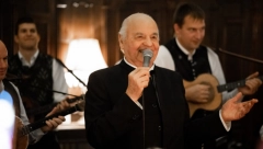 ZVONKO BOGDAN NASTUPIO U KAFANI GDE JE TOMA ZDRAVKOVIĆ ODRŽAO POSLEDNJI KONCERT Poznati vojvođanski šansonjer je dva sata uveseljavao goste u restoranu ,,Dva jelena'' u Skadarliji