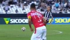 DA LI JE OVAJ ČOVEK NORMALAN?! Brazilac jezivim startom zaslužio zatvor, a ne samo crveni karton (VIDEO)