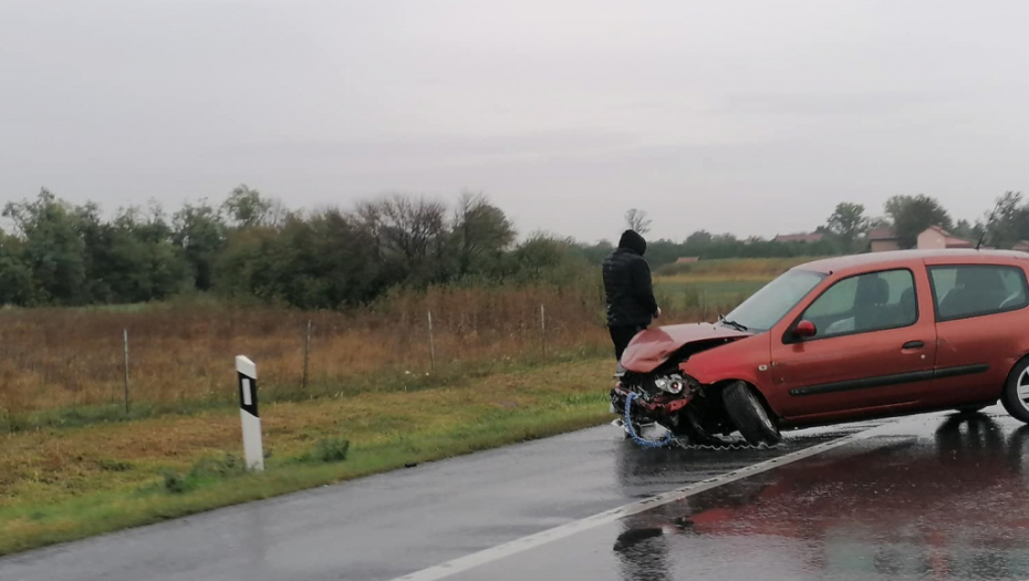 UDES NA AUTOPUTU KOD VELIKE PLANE Auto se zakucao u ogradu i od siline udarca odleteo u desnu traku