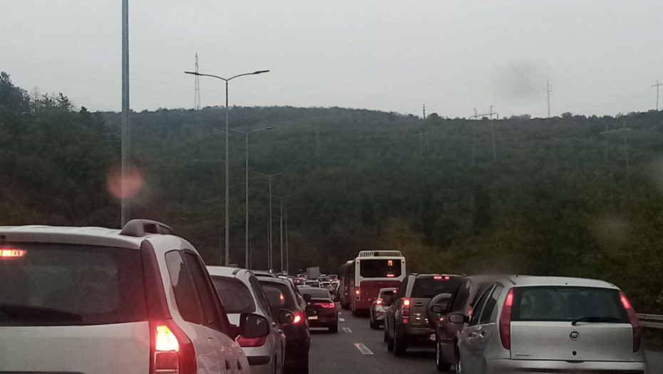 AMSS: U jutarnjim časovima smanjena vidljivost, kamioni na graničnim prelazima čekaju i do sedam sati
