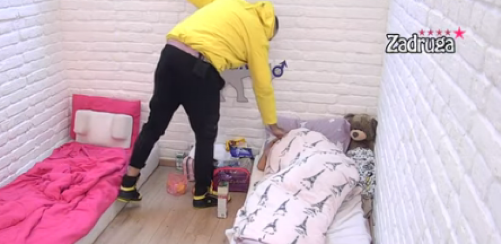 OTIŠLI KORAK DALJE? Filip došao kad Dalile da je budi i mazi