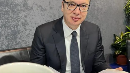 PODOČNJAKE NE MOGU DA SAKRIJEM Poslednje pripreme Vučića u sobičku na beogradskom Sajmu