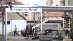 PREDATOR OTIMA HRANU BOLESNICIMA Postavljeni kavezi u krugu čačanske bolnice! Oglasio se direktor