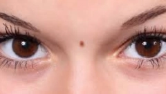 ŠTA POLOŽAJ MLADEŽA NA TELU GOVORI O VAMA Na jednom mestu znači da ćete se obogatiti, a ako je na nosu i prstima, ne valja nikako!