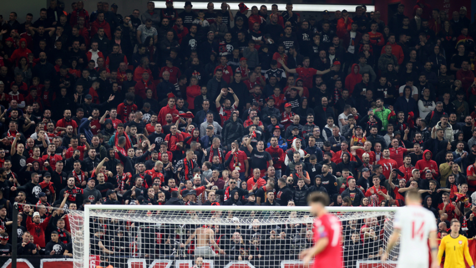 SKANDAL U TIRANI! Albanci napali Poljake dok su slavili, sudija morao da prekine meč (VIDEO)