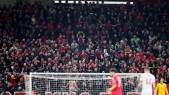 SKANDAL U TIRANI! Albanci napali Poljake dok su slavili, sudija morao da prekine meč (VIDEO)